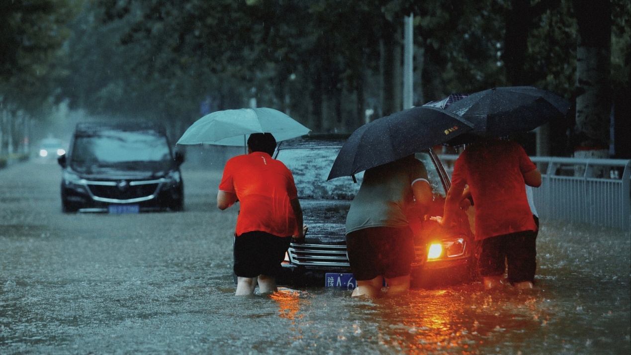 暴雨突袭情况紧急休闲区蓝鸢梦想 - Www.slyday.coM