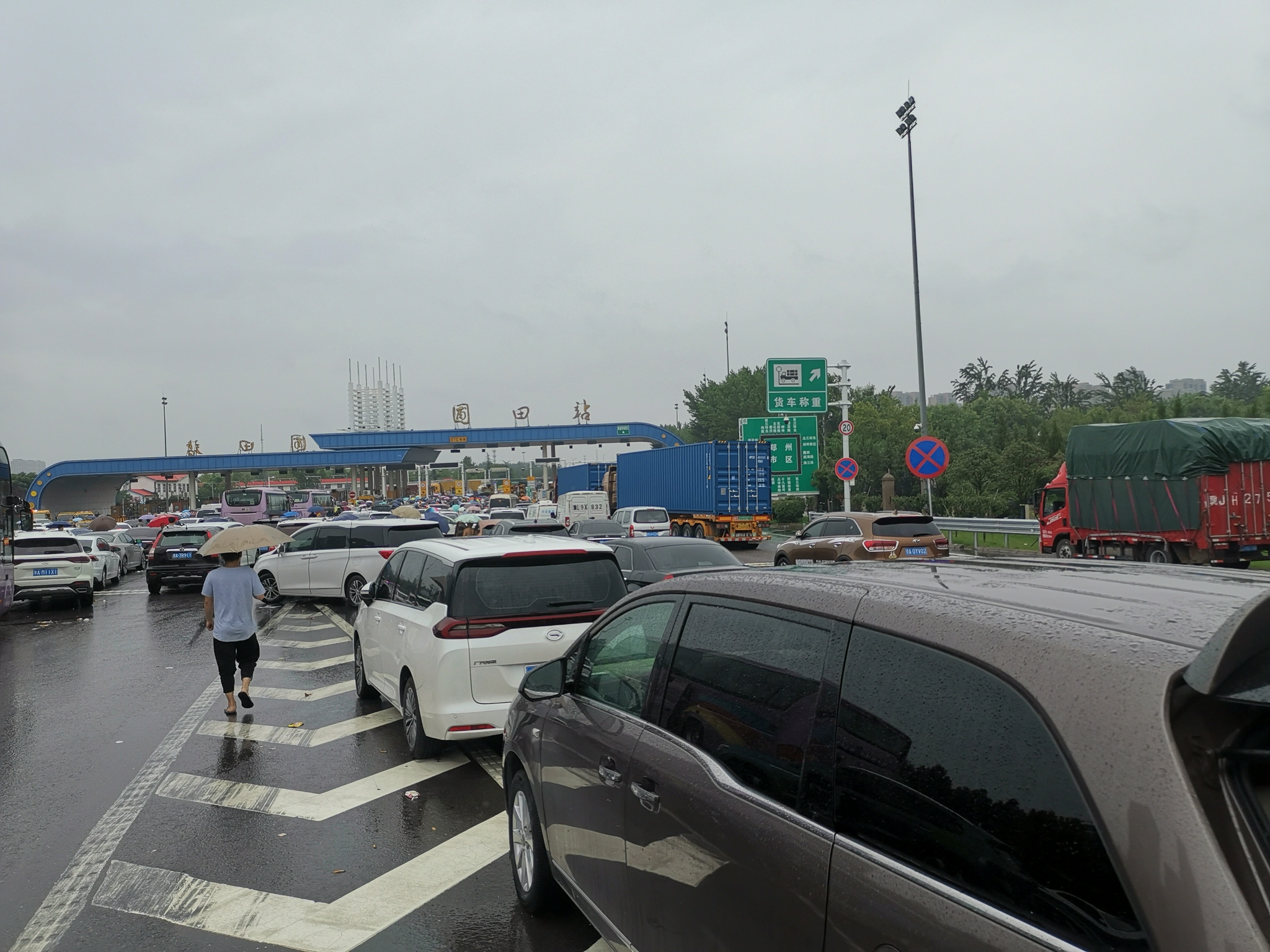 进京高速公路拥堵将持续至夜间，京港澳高速这一路段拥堵近十公里|收费公路_新浪新闻