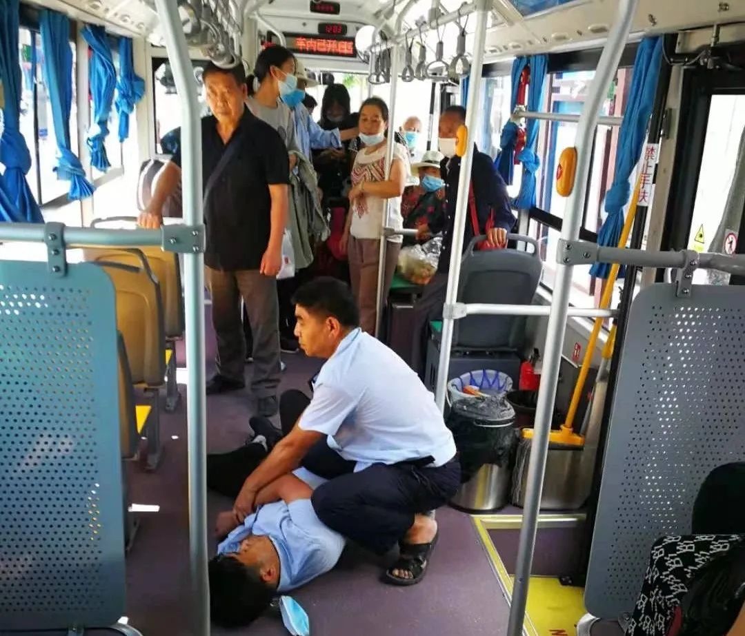 西昌公交车一乘客寻衅滋事殴打老人,被驾驶员制服