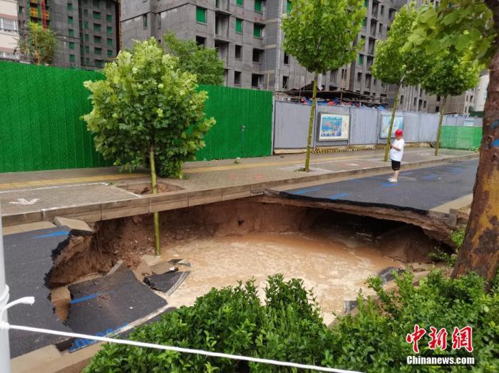 7月21日，河南，郑州暴雨第二日，经过一夜的抢险救援积水路段的积水明显下降，但街头仍有多处积水严重。图为洪水消退后的郑州街头。中新社记者 李贵刚 摄