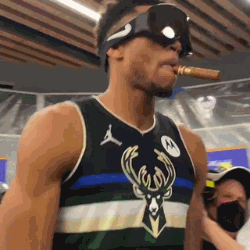 字母哥更衣室里叼着雪茄开心庆祝