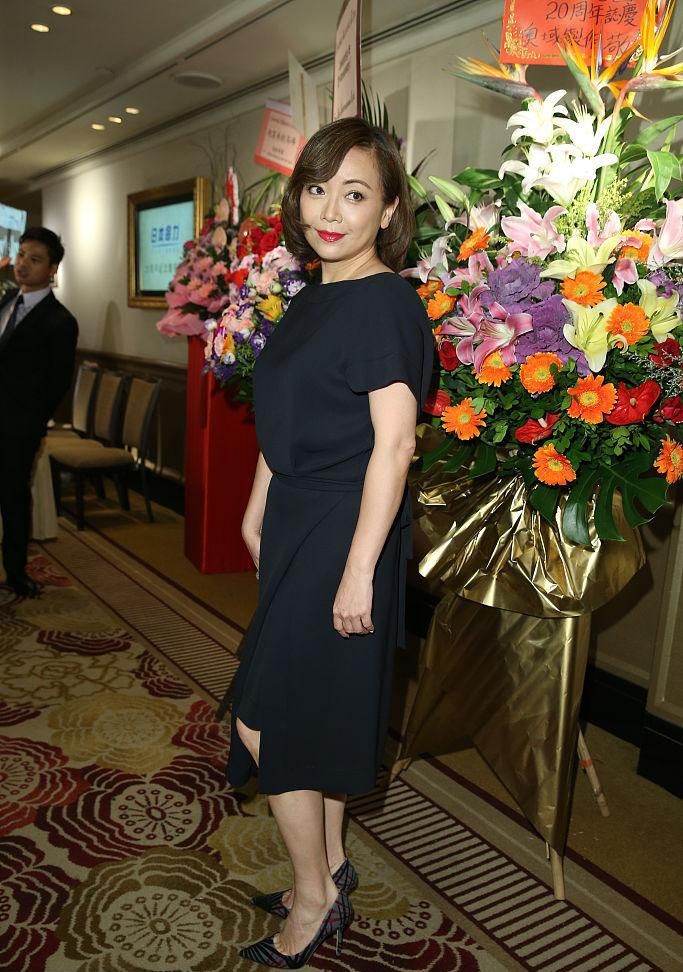 邓萃雯化浓妆也难掩皱纹但起码是纯天然的真实不假老的自然