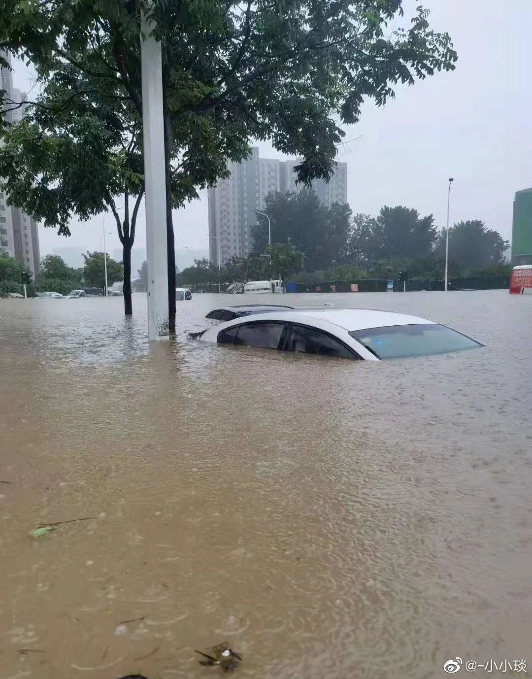 郑州大雨水淹车数万 车辆泡水后保险赔不赔?| 苏雨农的长镜头