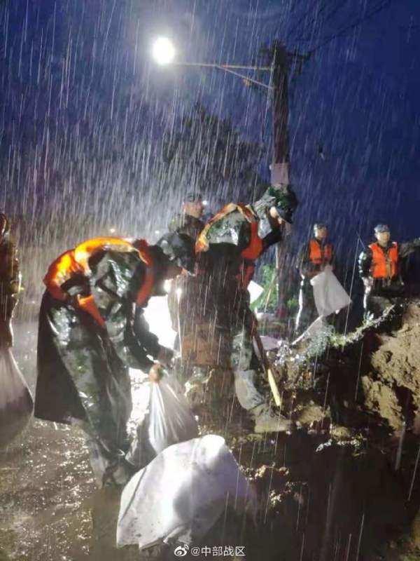 风雨有我在！中原火箭军来了！中部战区派出空降兵等多支部队驰援郑州！休闲区蓝鸢梦想 - Www.slyday.coM