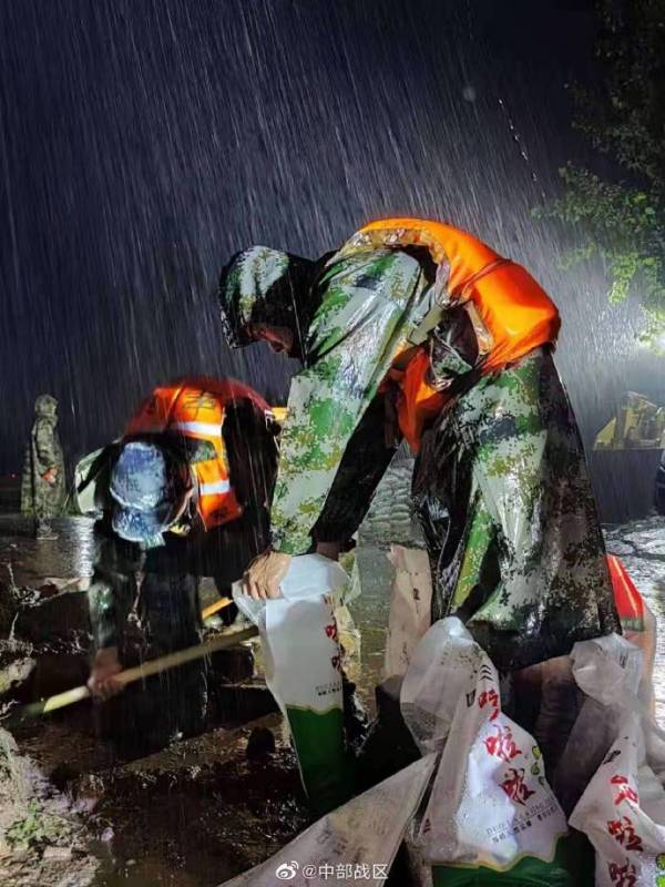 风雨有我在！中原火箭军来了！中部战区派出空降兵等多支部队驰援郑州！休闲区蓝鸢梦想 - Www.slyday.coM