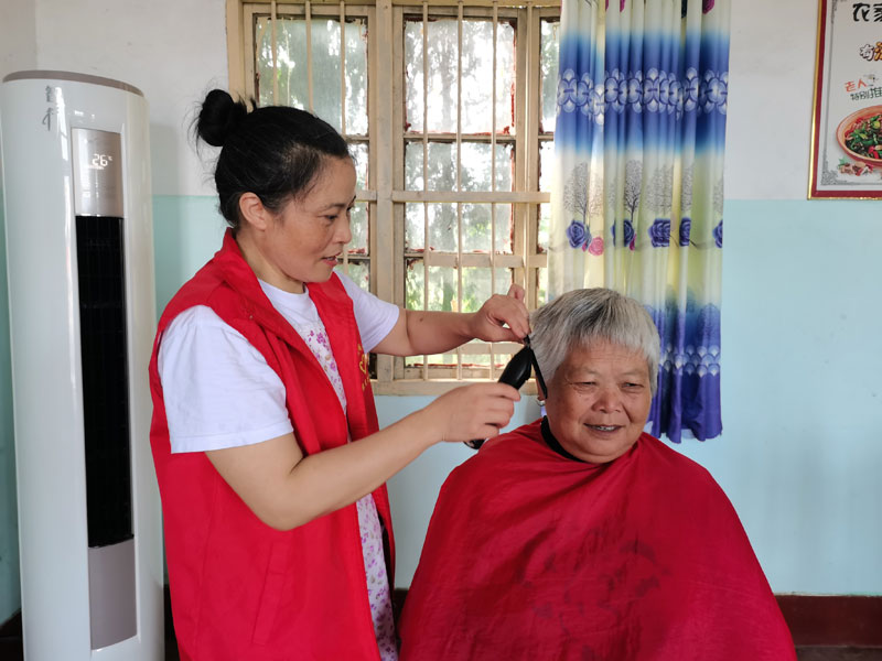 志愿者为颐养之家老人提供剪发等综合服务