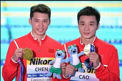 陈艾森(左)和曹缘 图/视觉中国