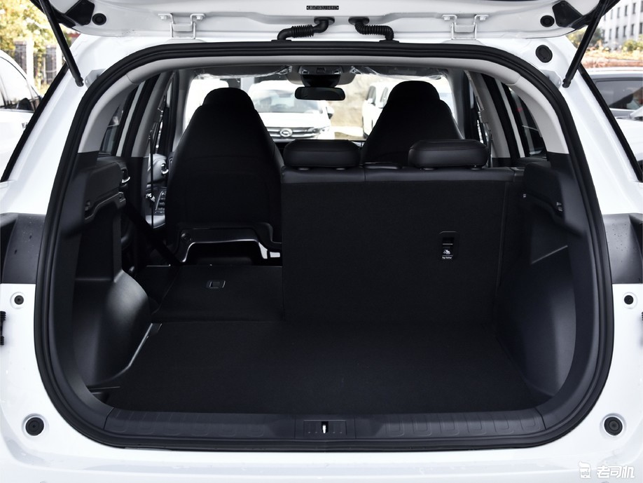 2021款 270t 自动智联纵享版后备厢常规空间表现还可以,放倒后排座椅