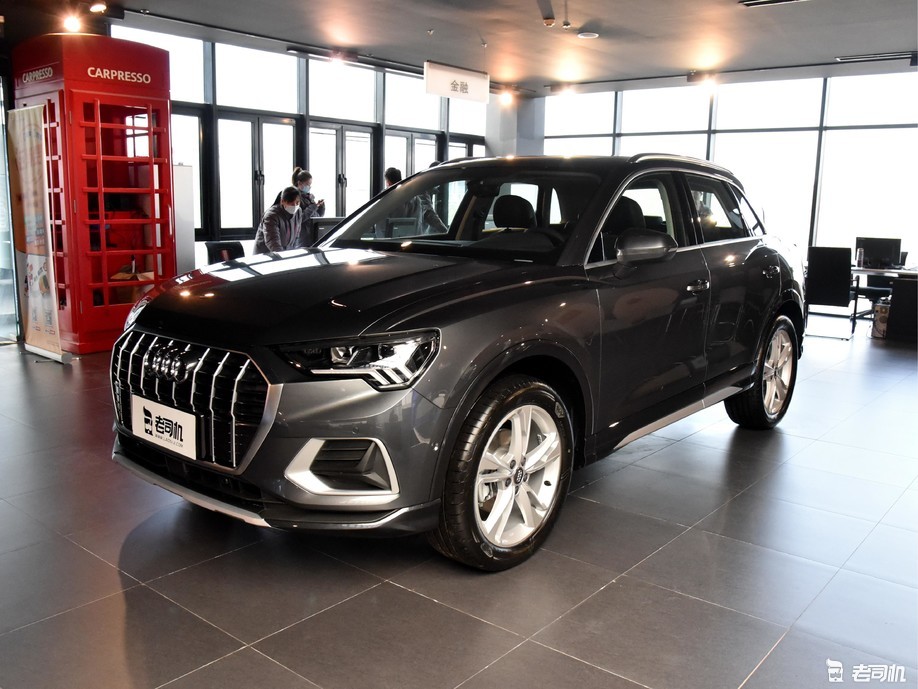 奥迪q3 2021款 35 tfsi 时尚致雅型前脸看上去十分运动,格栅运用了