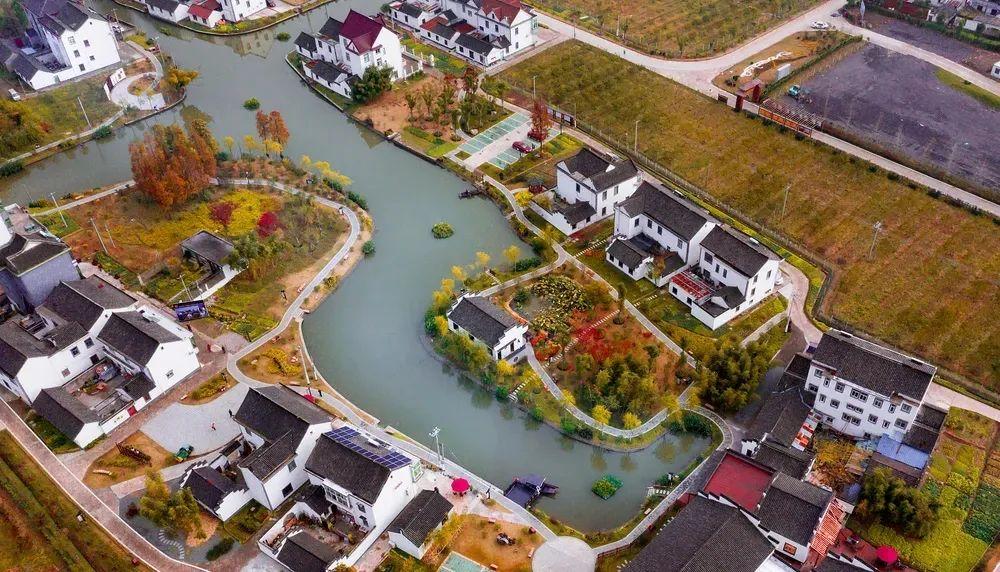 徐家埭村地处平湖市区东门外7公里,俞家浜,晒浜等自然村落民房错落