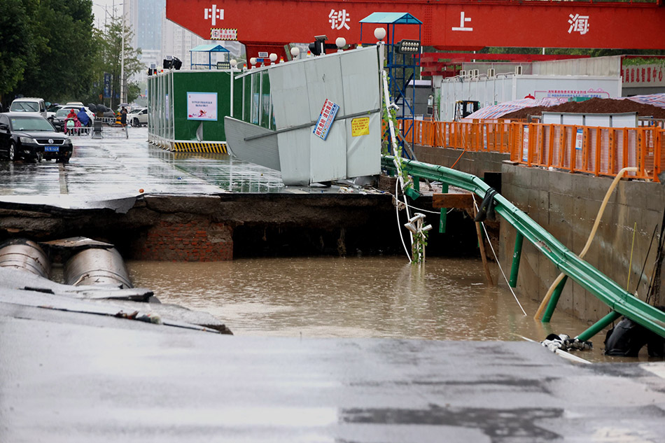 图集郑州暴雨后井盖被掀开路面被撕成碎片