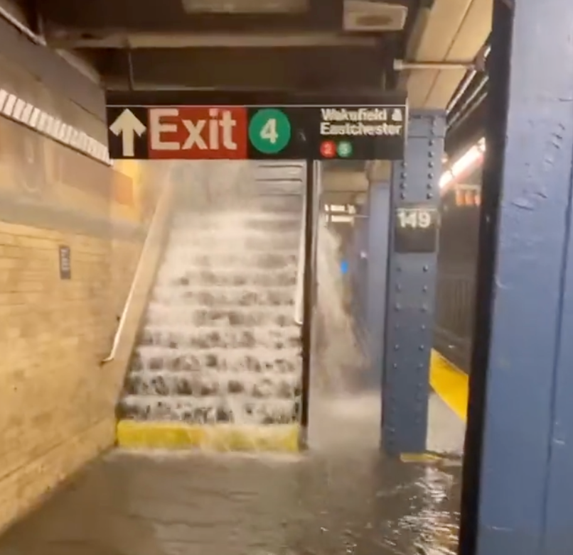 紧急！河南特大暴雨灾情严重！地铁倒灌黄河支流决口，部队已经出动抗洪抢险！休闲区蓝鸢梦想 - Www.slyday.coM
