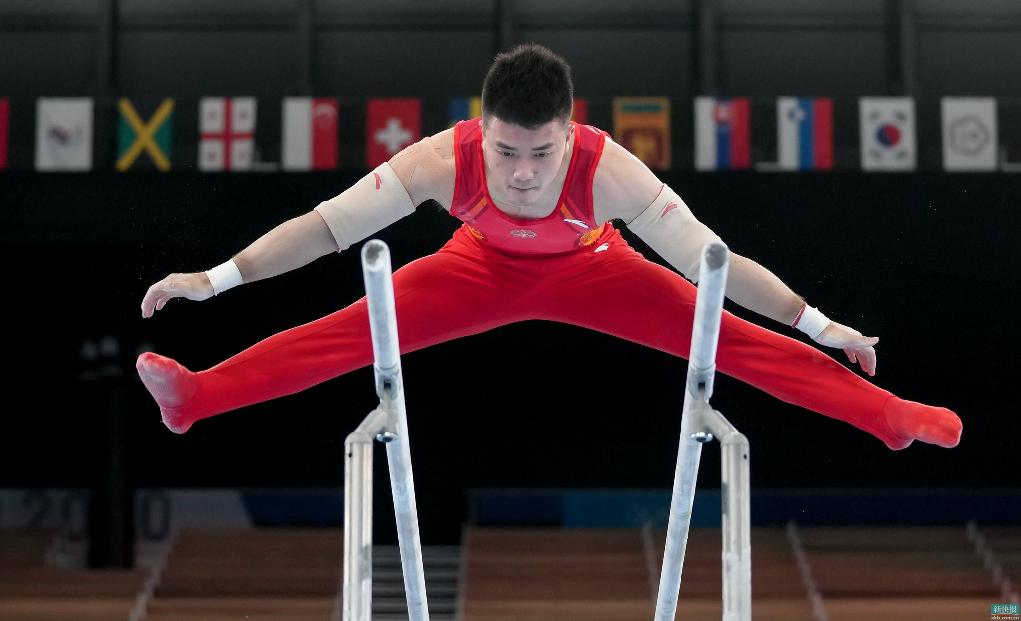 7月21日,中国运动员孙炜进行双杠项目训练.