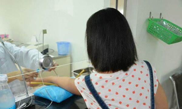 抽血、输液后,扎针处为何会出现一片淤青?不妨了解下,涨涨知识休闲区蓝鸢梦想 - Www.slyday.coM 抽血、输液后,扎针处为何会出现一片淤青?不妨了解下,涨涨知识休闲区蓝鸢梦想 - Www.slyday.coM