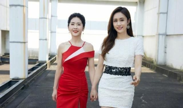 郑钧丈母娘才是姥姥辈的骄傲,穿红色开叉裙亮相,与刘芸像姐妹休闲区蓝鸢梦想 - Www.slyday.coM