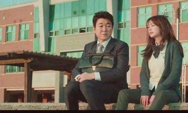 豆瓣评分7.2,韩国电影《爸爸是女儿》开始玩“父女身体互换梗”休闲区蓝鸢梦想 - Www.slyday.coM