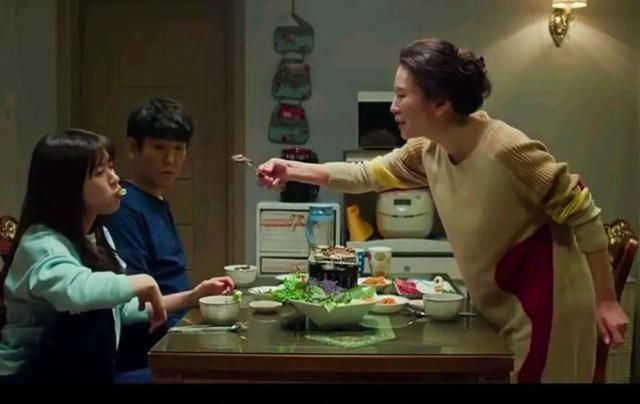 豆瓣评分7.2,韩国电影《爸爸是女儿》开始玩“父女身体互换梗”休闲区蓝鸢梦想 - Www.slyday.coM