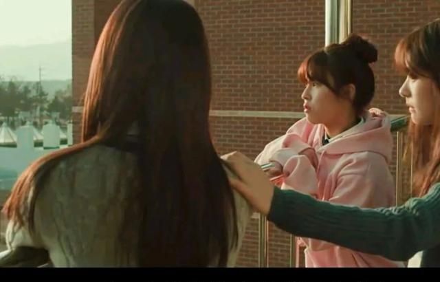 豆瓣评分7.2,韩国电影《爸爸是女儿》开始玩“父女身体互换梗”休闲区蓝鸢梦想 - Www.slyday.coM