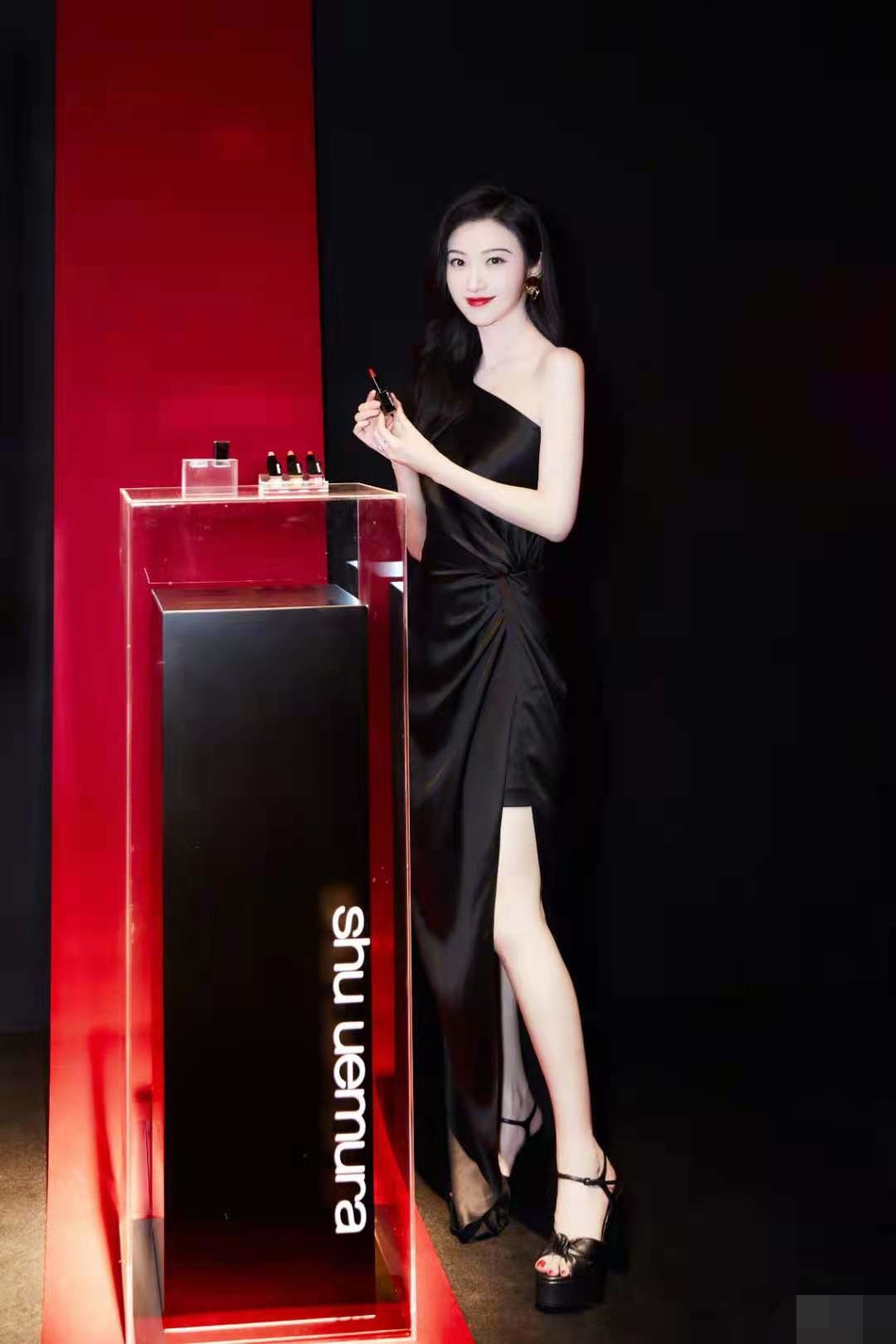 景甜翻红后更显高级一身奶肌配高级黑裙名媛气质尽显