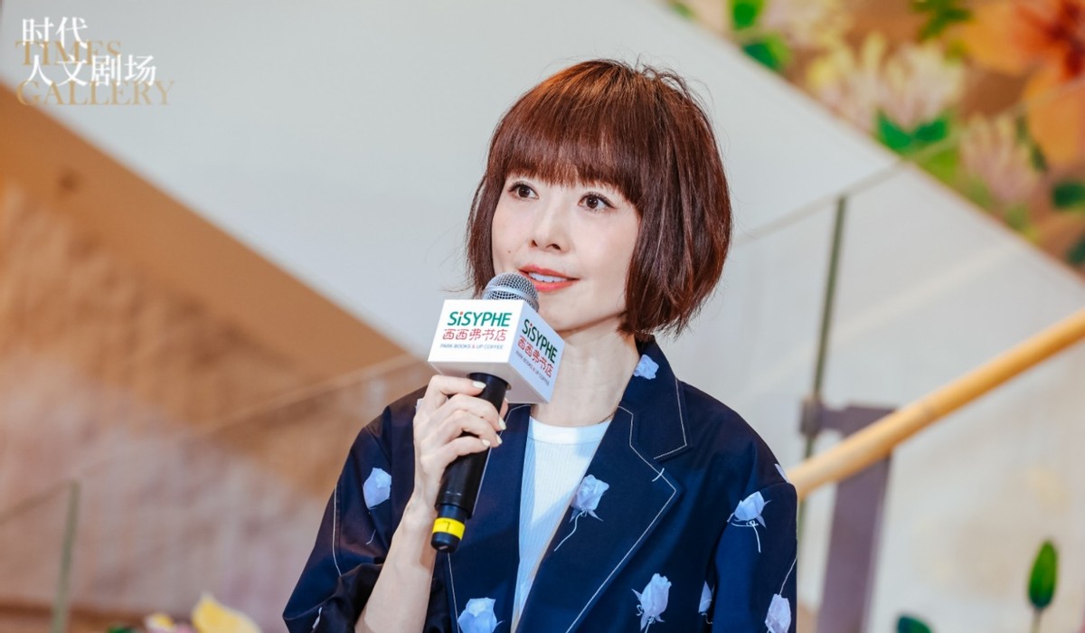 陈鲁豫素颜出镜为河南加油,肌肤松弛双眼无神,网友直呼认不出