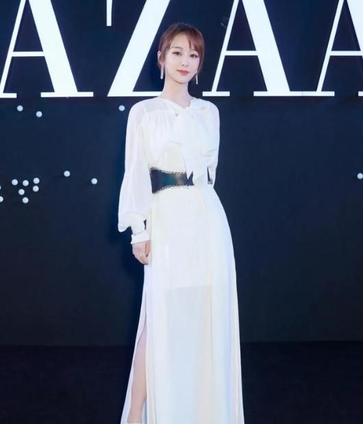 郑钧丈母娘才是姥姥辈的骄傲,穿红色开叉裙亮相,与刘芸像姐妹休闲区蓝鸢梦想 - Www.slyday.coM