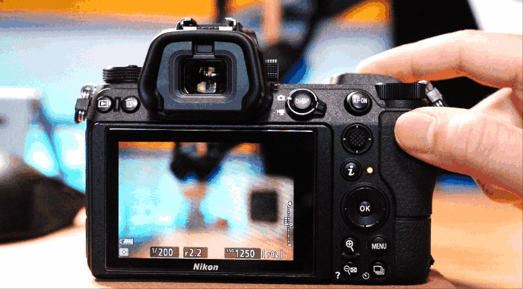 持续按快门,通过上动图可以明显看见,在11.