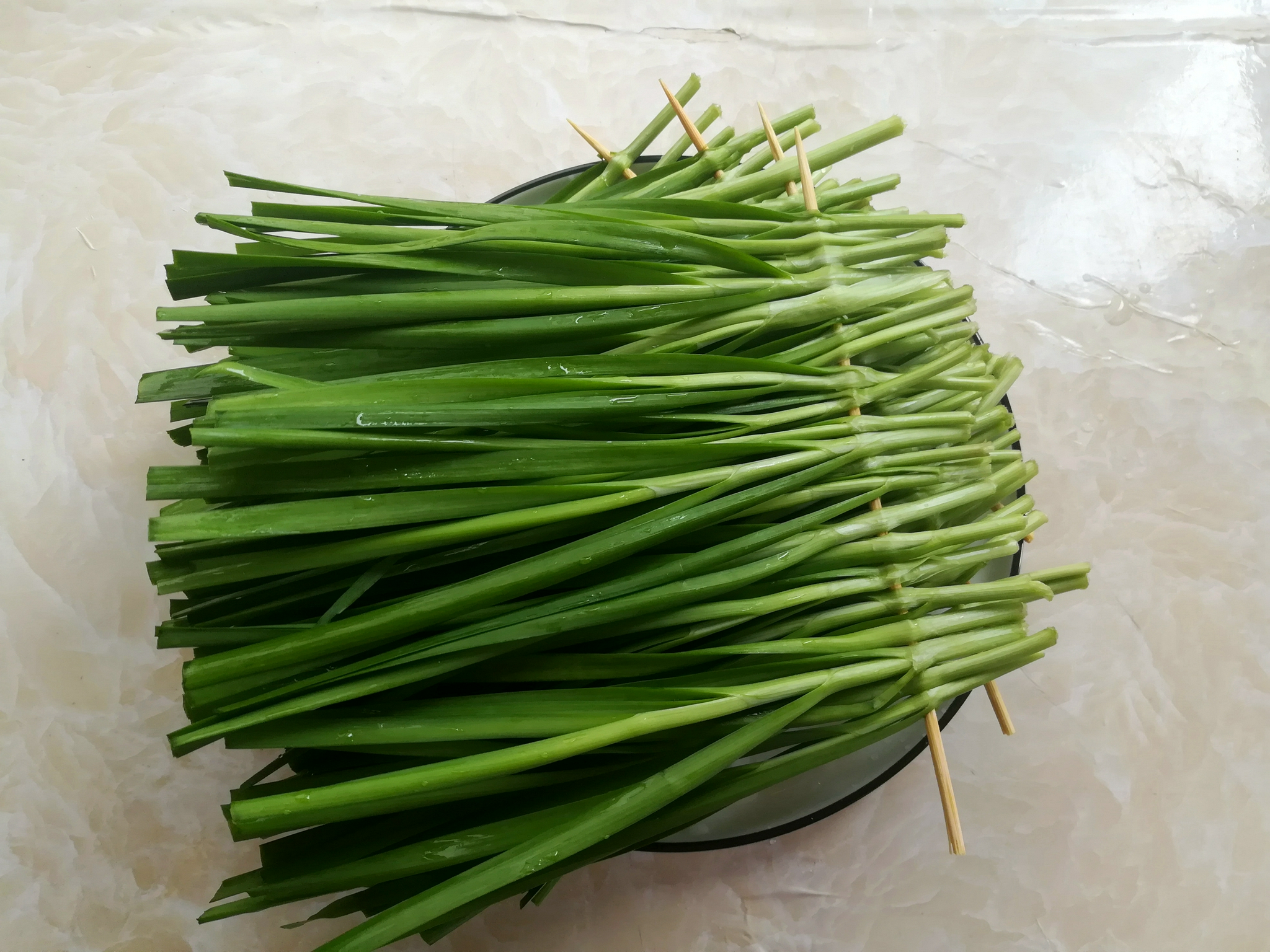 不用烤箱也能做出烧烤店的烤韭菜,味道鲜香,吃着真过瘾|韭菜|烤锅|孜