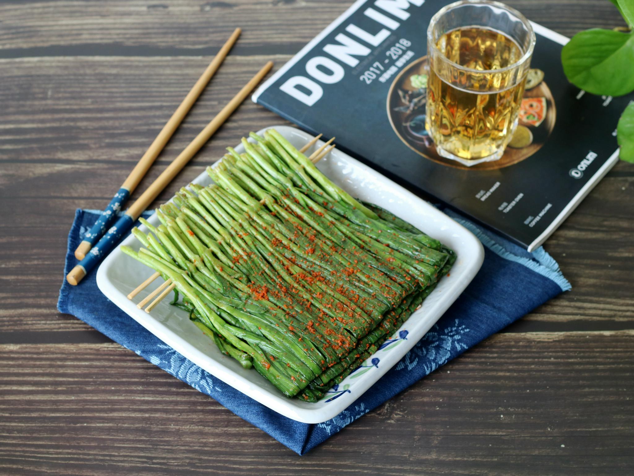 不用烤箱也能做出烧烤店的烤韭菜,味道鲜香,吃着真过瘾|韭菜|烤锅|孜