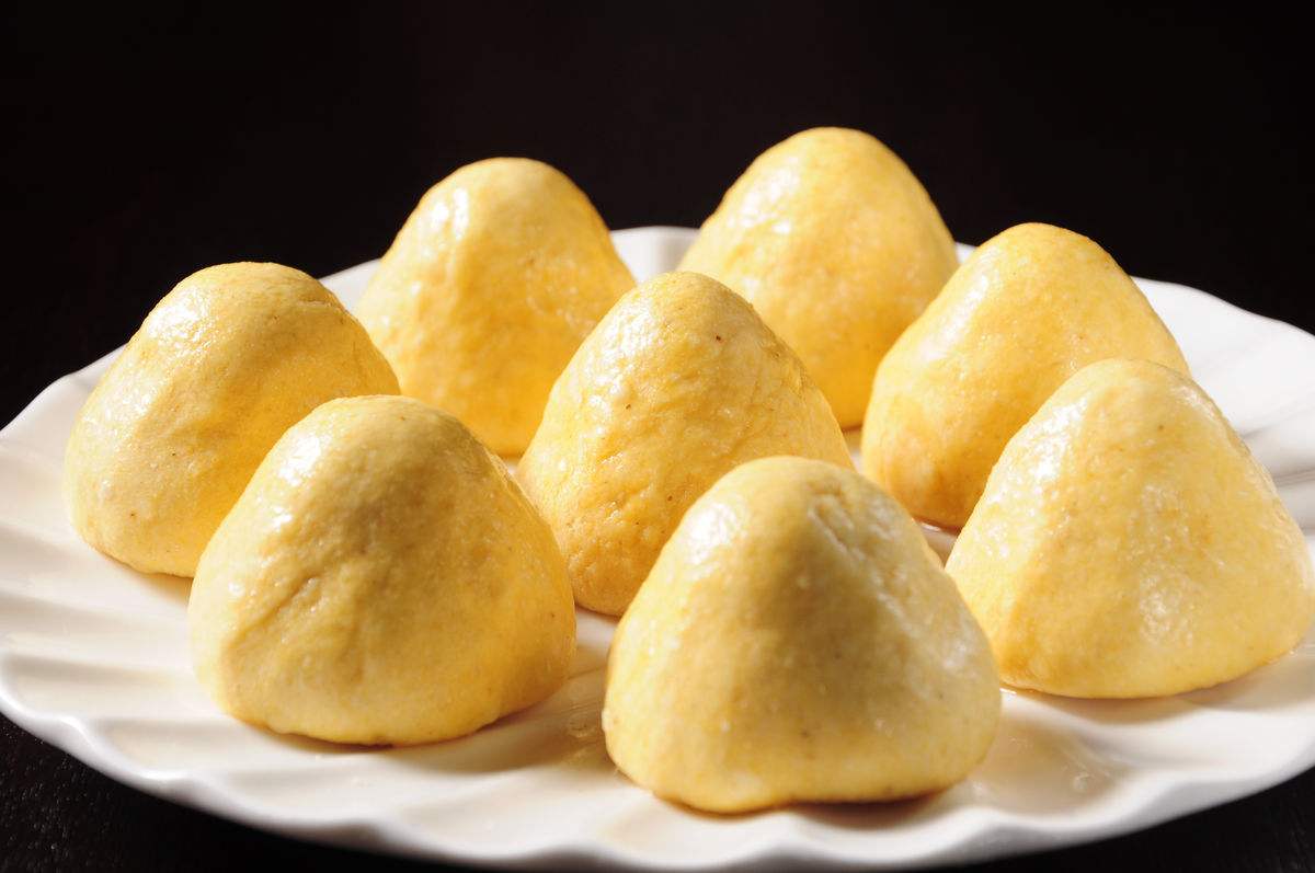 再就是窝窝头和小咸菜,每一餐,后厨都要蒸数百个窝窝头,在其中选个头