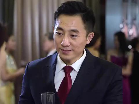 龚剑在酒会上看见邓草草周丽雯赶忙上去打招呼想扰乱他的视线