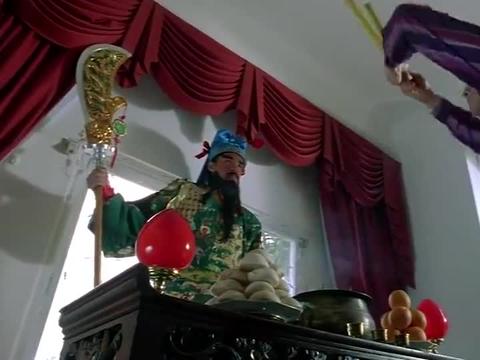 别人拜的关公都是雕像梁家辉拜的关公却是真人一本正经搞笑