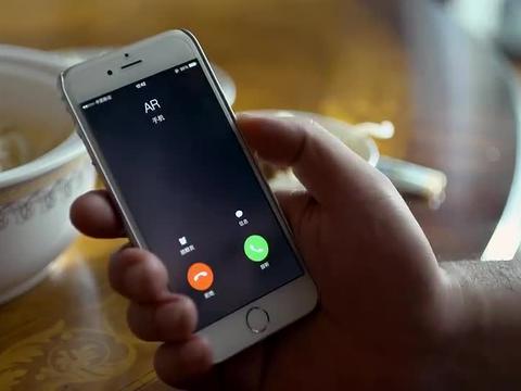 前妻女子给前夫打电话告诉他要当爹了现任抢过手机怒骂婊子