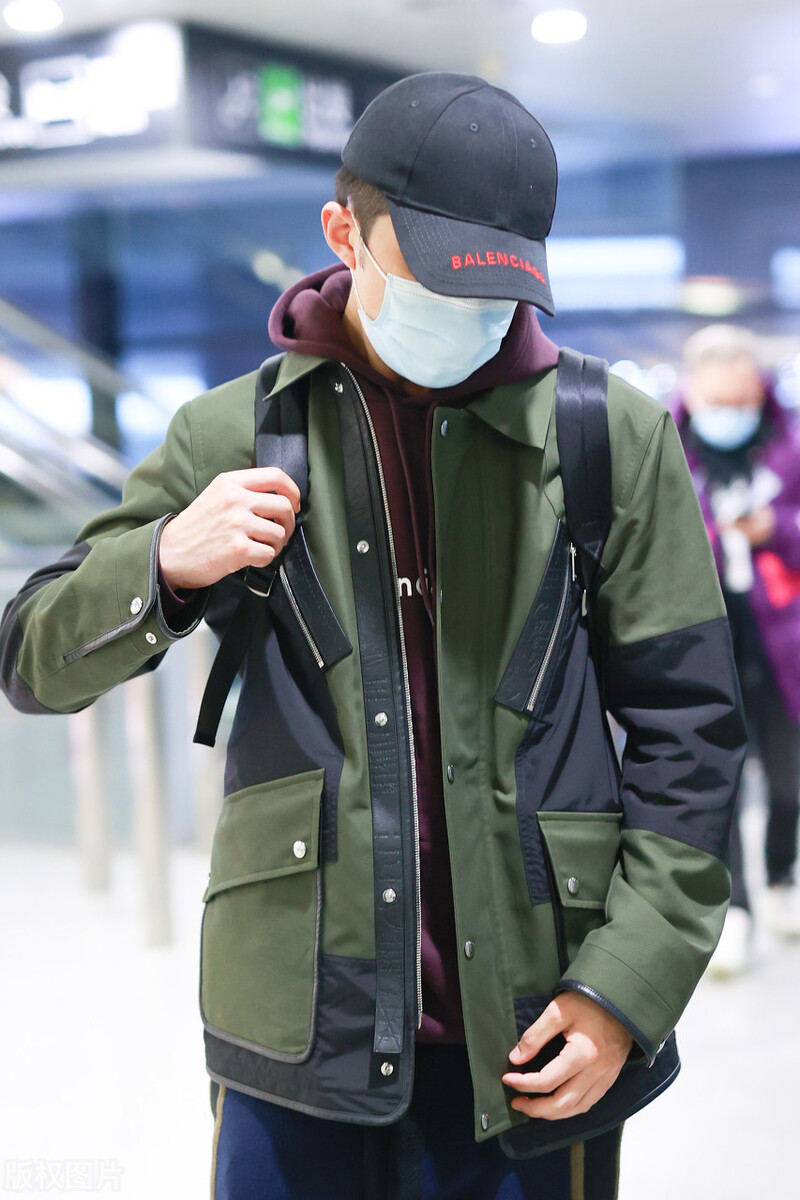 李泽锋穿搭单薄现身机场,头戴棒球帽还是被认出来了