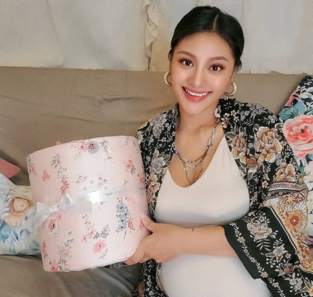 34岁女星叶玮庭近照曝光为大18岁老公产生混血女儿母女平安