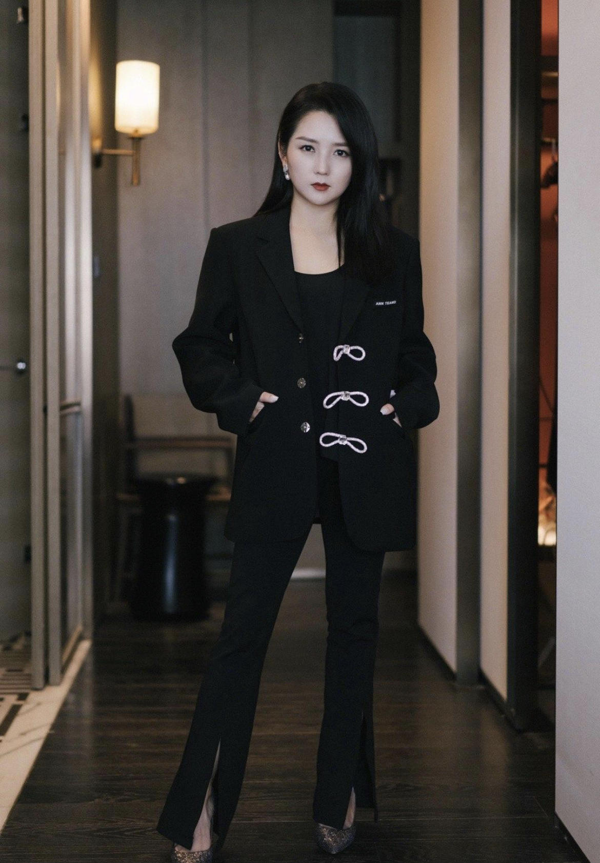 何洁终于穿对了,小黑裙搭配黑白西装干练利落,显高又有气场