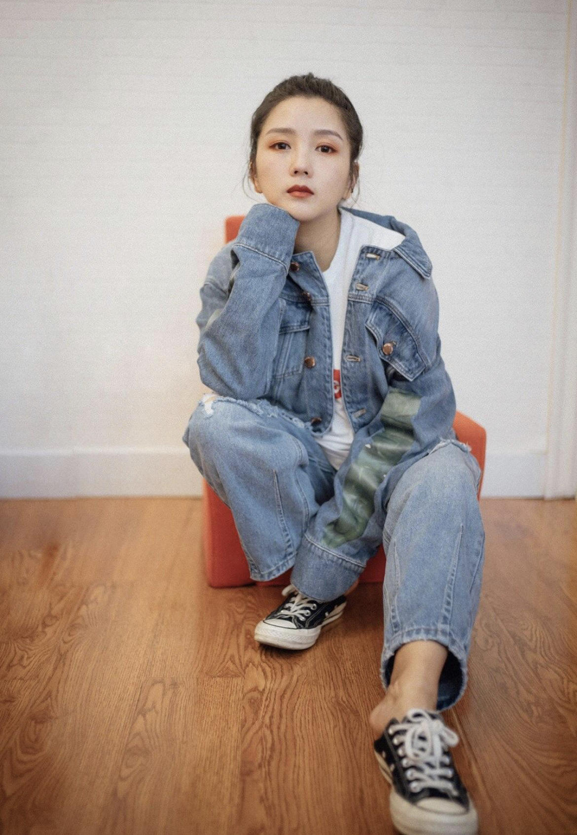 何洁终于穿对了,小黑裙搭配黑白西装干练利落,显高又有气场