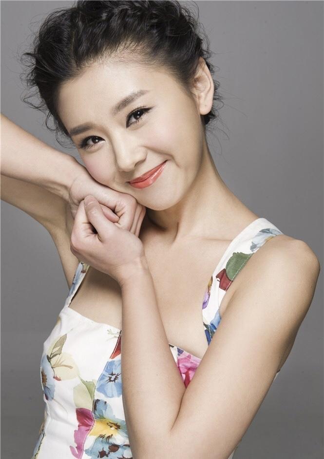 李小萌拥有"娃娃脸"任性!穿黑色连衣裙御姐范十足,减龄还洋气