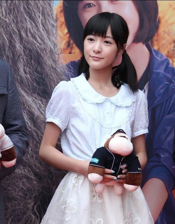 徐娇真的长大了,看上去好端庄,穿着白色裙子很有"星女郎"的范