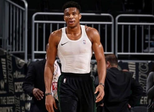 字母哥肌肉进化史,8年增重46磅,麒麟臂比刚进联盟粗一圈不止!