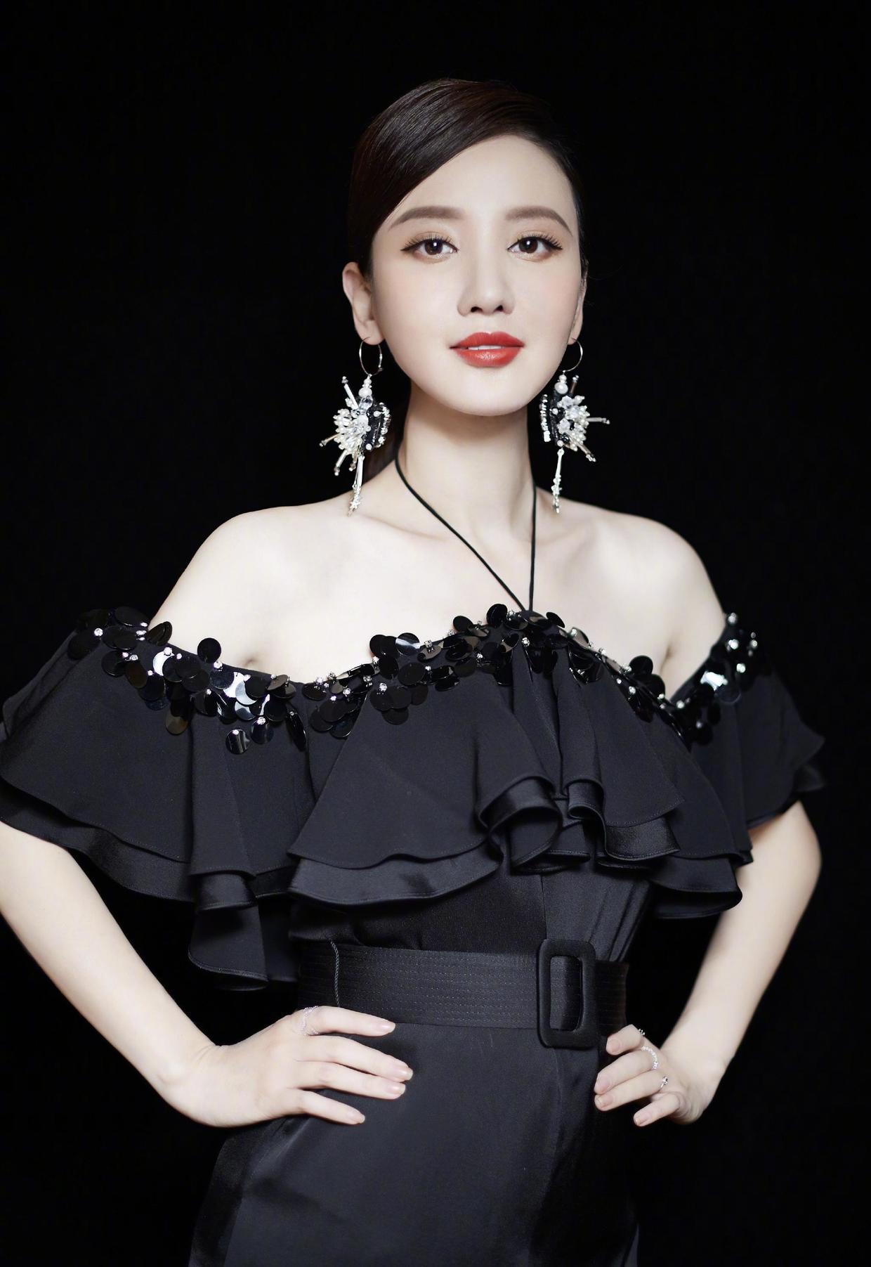 张萌不愧是"老板娘",一袭拼色印花连衣裙成熟优雅,干练又霸气