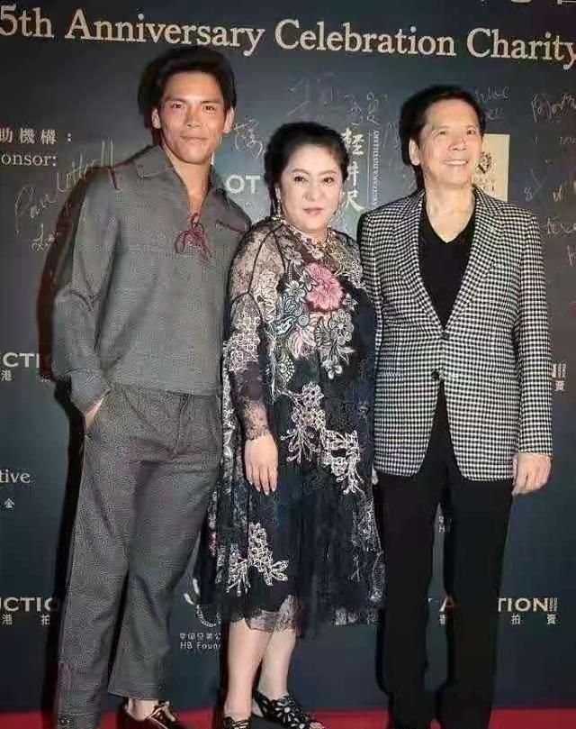 向太走花哨风也超贵气!穿印花裙戴珠宝霸气全开,近照瘦出锥子脸