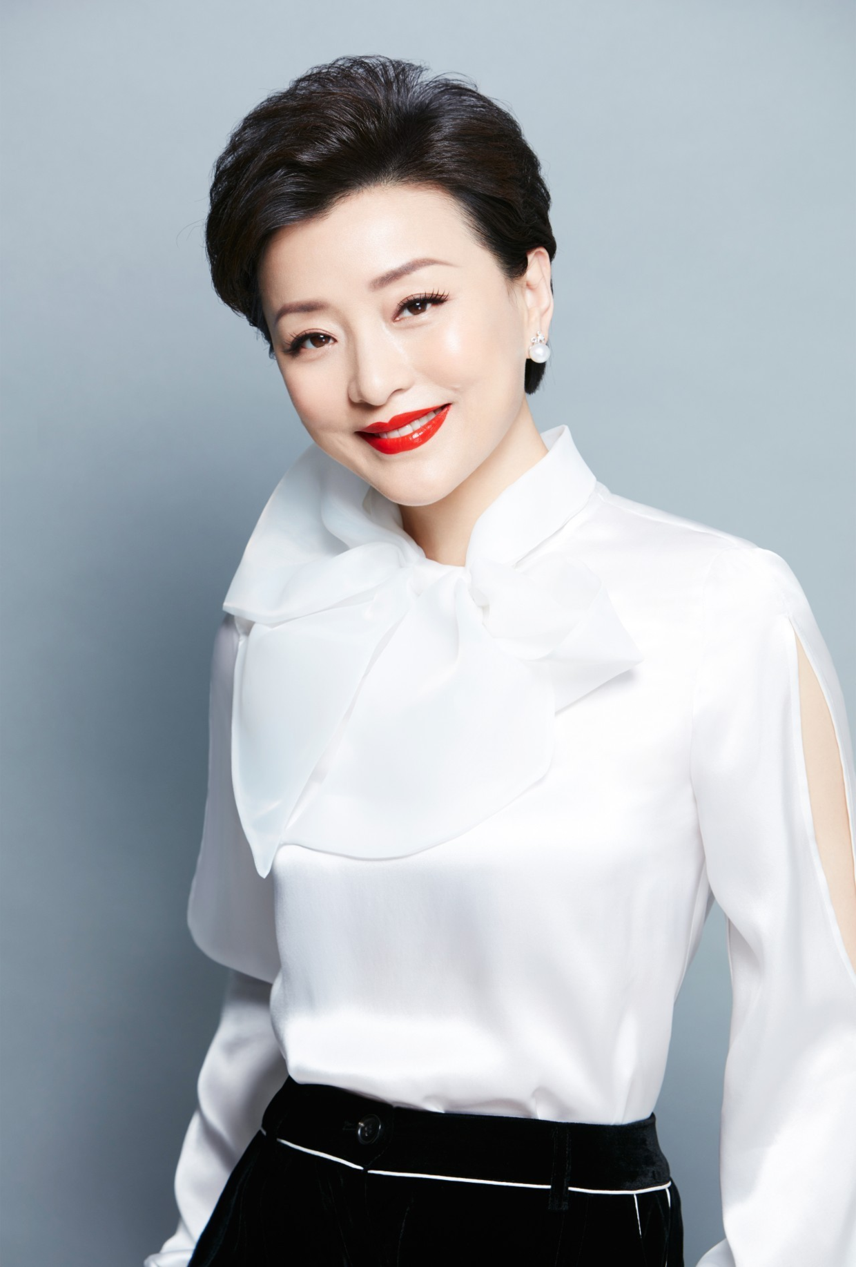 杨澜穿衣真胆大!身穿一袭大红色连衣裙高级优雅,显得明艳动人