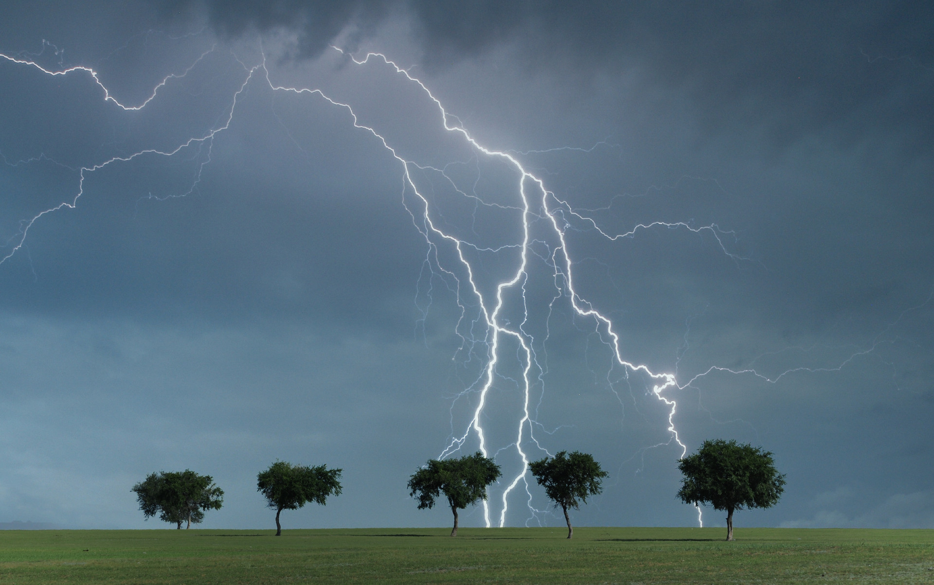 暴雨天出行,家长和孩子要牢记"七远离五不要",生命安全最重要
