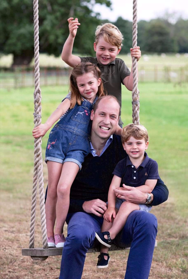 英王室官宣乔治小王子8岁生日新照成迷你版威廉颜值输给路易