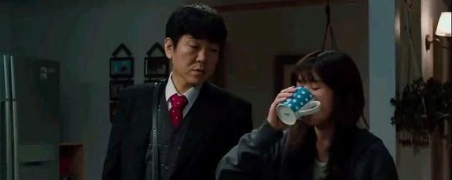 豆瓣评分7.2,韩国电影《爸爸是女儿》开始玩“父女身体互换梗”休闲区蓝鸢梦想 - Www.slyday.coM