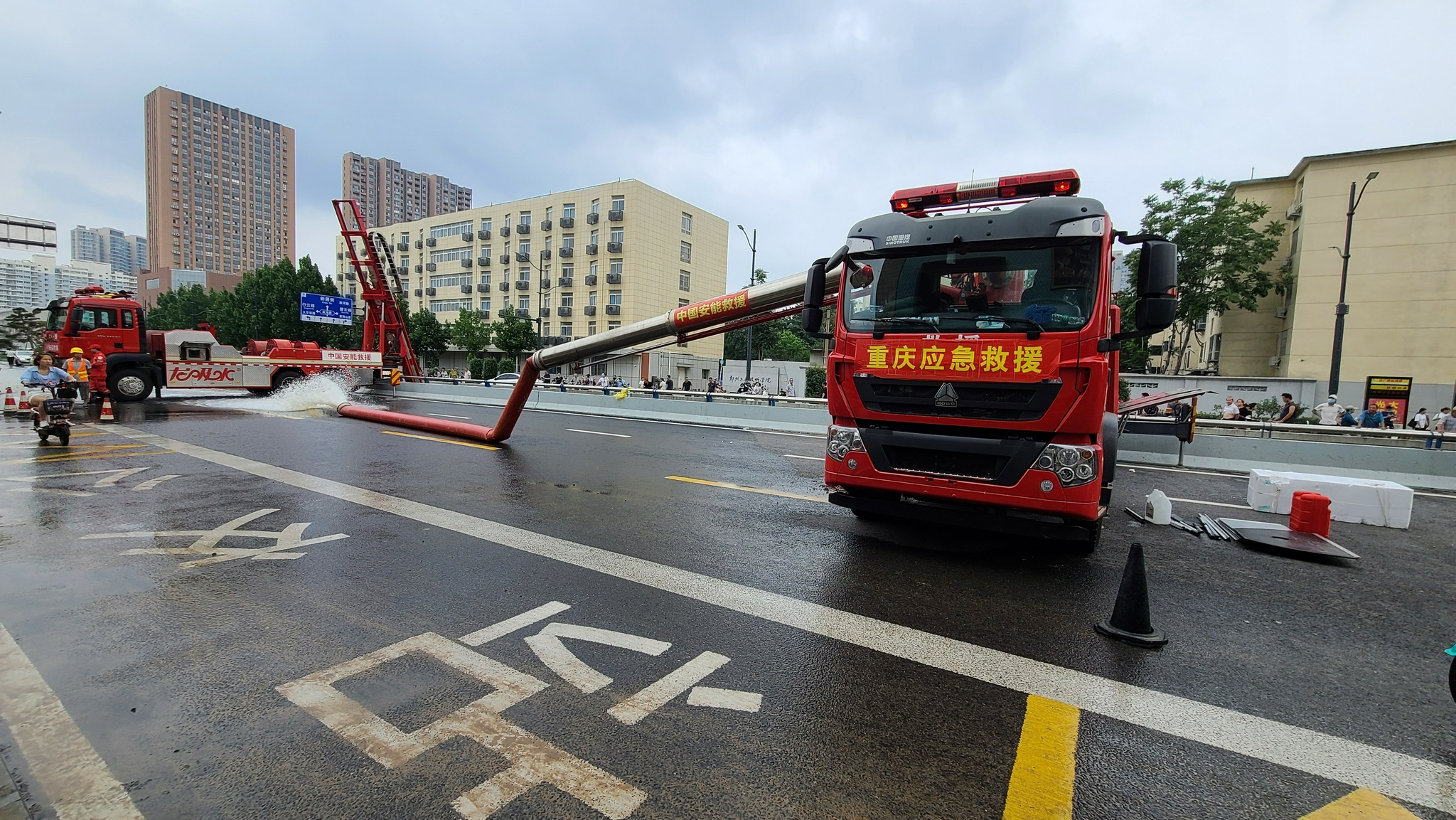 排涝现场。中国安能重庆救援基地供图