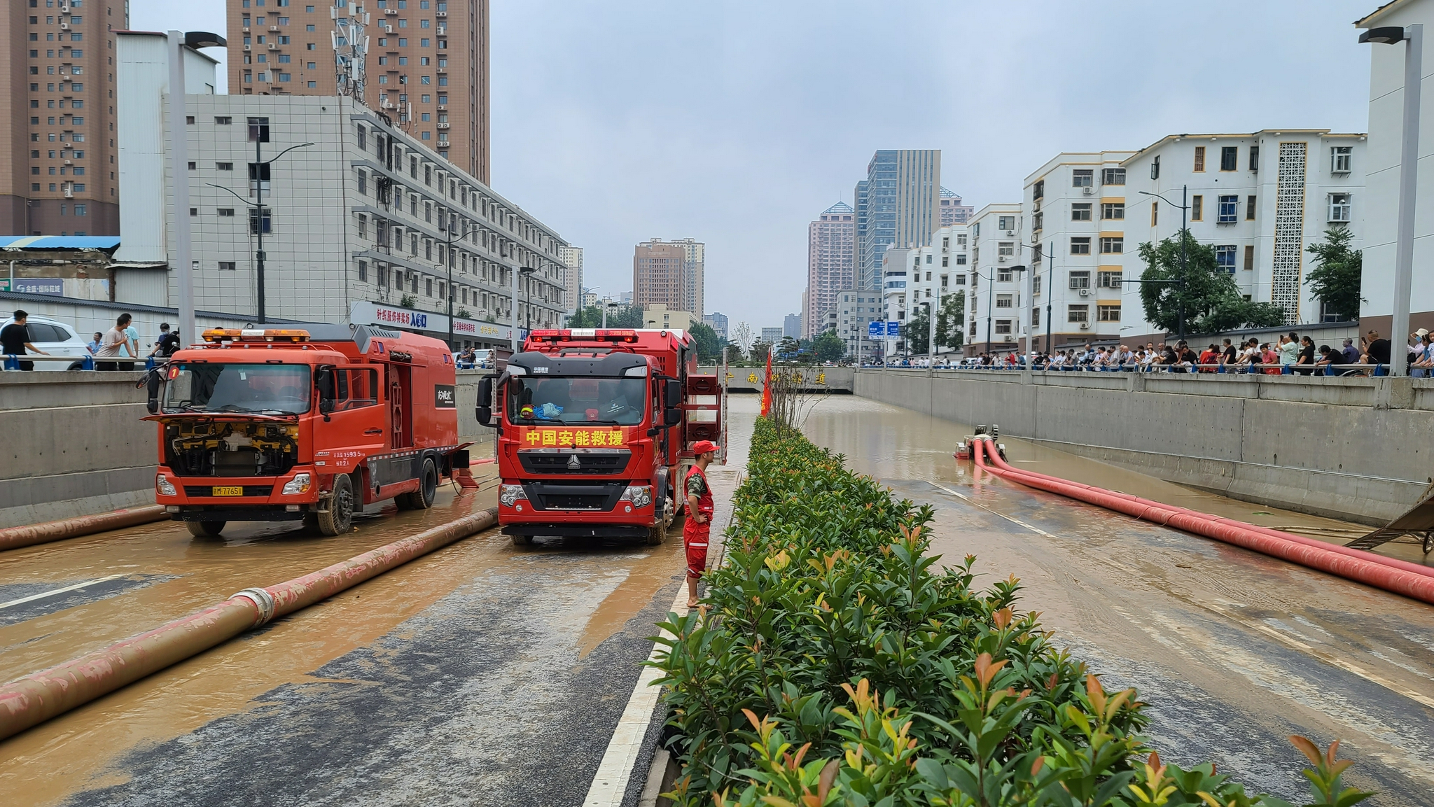 郑州京广路航海路口隧道积水正在抽排中，已排水1.8万方