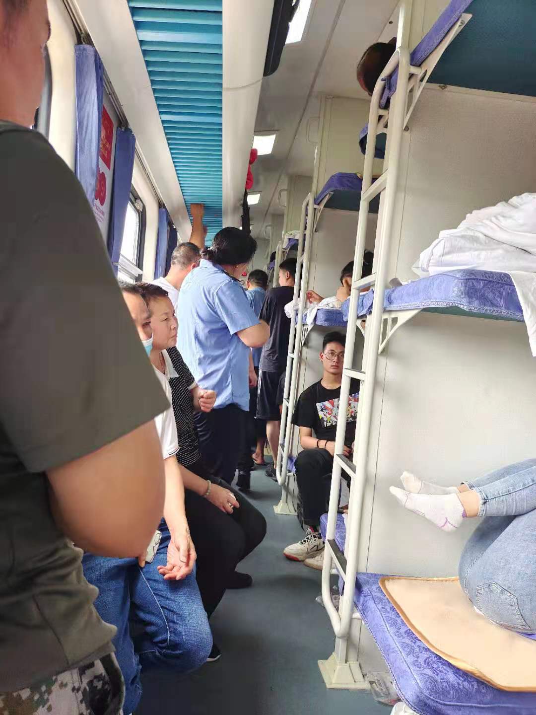 目前，K599次列车乘客都被统一集中至卧铺车厢。 受访者 供图