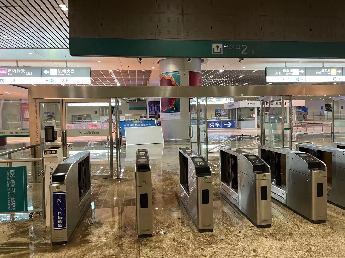 前方连线北京始发列车抵达郑州东站站台上已无积水