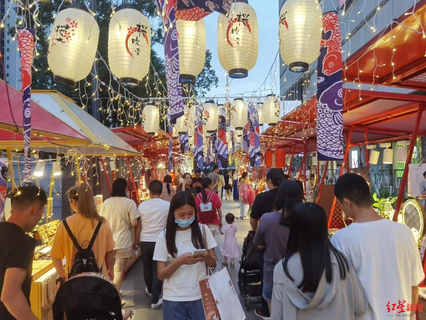 夜间经济活力满满 成都商场里的夏日夜市开街了